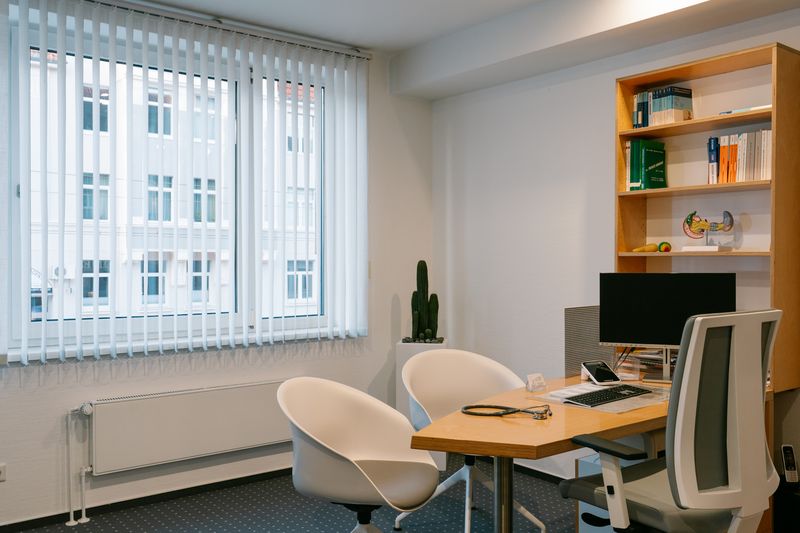 Helles Büro mit Pflanzen, Hausarztpraxis Dr. med. Madlena Tzolov
