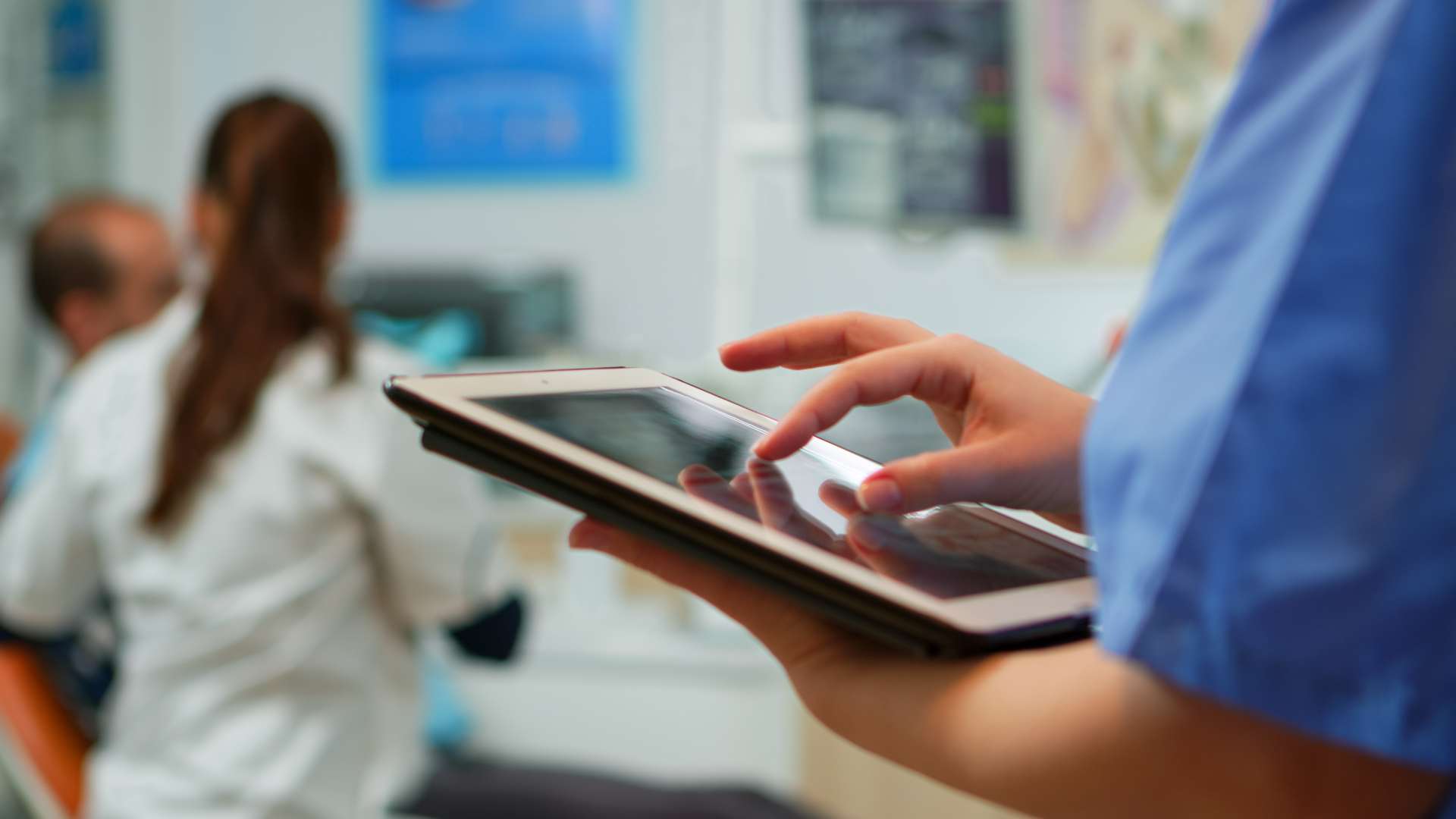 Händchen mit Tablet in Praxis